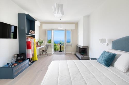 索伦托AMORE RENTALS - Villa Tittina的一间卧室配有一张大床和电视