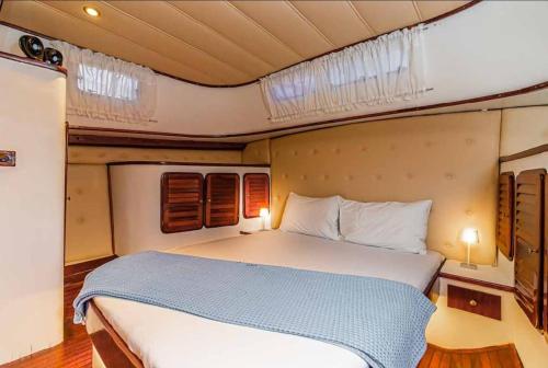 尼亚米卡尼奥纳Σκάφος - Νέα Μηχανιώνα, Ελλάδα的一间卧室,船上配有一张大床