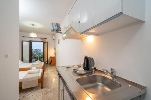 卡拉瓦杜斯卡拉瓦德兹海滩酒店的一个带水槽的厨房和一张位于客房内的床