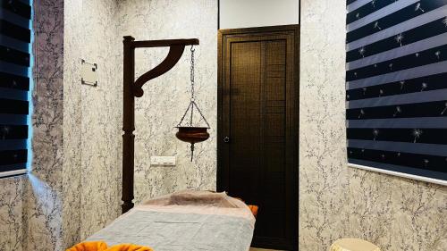 KondottiAyur Arogyam Rooms and Spa的一间带秋千和国旗的床的房间