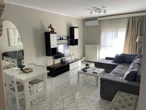 尼亚·蒙达尼亚Baku Apartments的客厅配有沙发和桌子