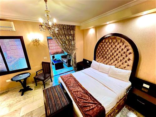 贝鲁特皇后套房酒店的酒店客房设有一张大床和一张书桌。