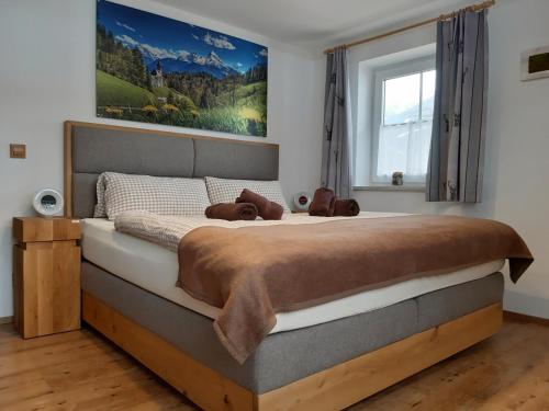 柯尼希斯湖畔舍瑙Ferienhaus Bergvagabund的一间卧室配有一张大床,上面有两只泰迪熊