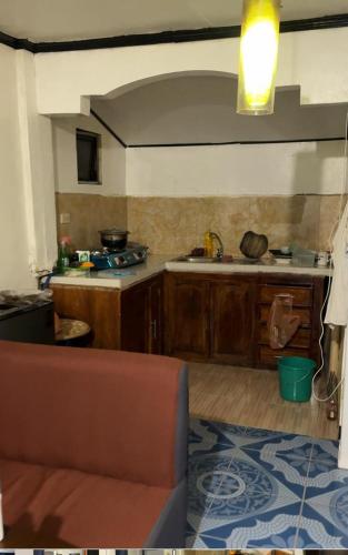 ParacaleEmmasguesthouse的厨房配有水槽和台面