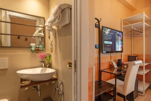 佛罗伦萨简酒店的一间带水槽的浴室和一台电视