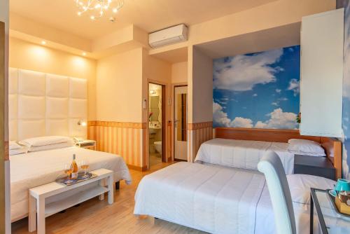 佛罗伦萨简酒店的酒店客房带两张床和蓝色
