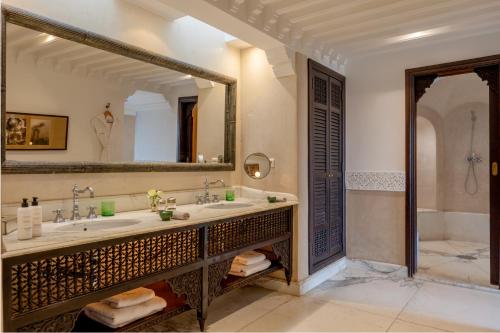 马拉喀什橘园别墅 - 罗莱夏朵酒店的一间带水槽和大镜子的浴室