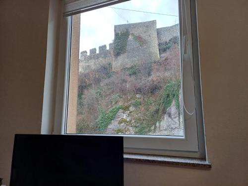 亚伊采Rose Apartmans的享有城堡景致的窗户。