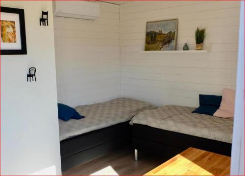 奥胡斯Lunagården的一间小房间,内设两张床