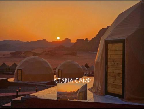 瓦迪拉姆RUM ATANA lUXURY CAMP的日落前方帐篷享有沙漠景致