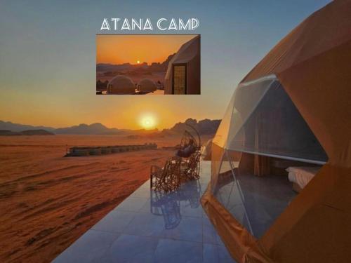 瓦迪拉姆RUM ATANA lUXURY CAMP的沙漠帐篷享有日落美景
