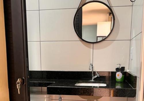 博阿维斯塔Suíte Luxo Contêiner的一间带水槽和镜子的浴室