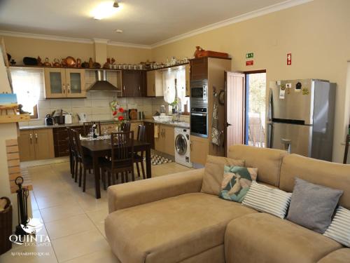 西尔韦斯Quinta dos Sapos的客厅以及带沙发和桌子的厨房。