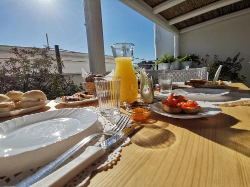 莫诺波利Carpe Diem B&B e Case Vacanza的一张木桌,上面放着食物和橙汁