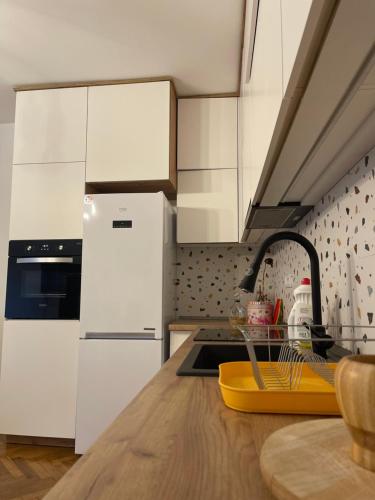 贝尔格莱德Cozy Double Bedroom Apartment的厨房配有白色家电和木制台面