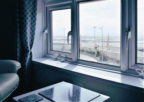 克利夫利斯Seahawk Holiday Apartments的火车上的窗户,享有海景