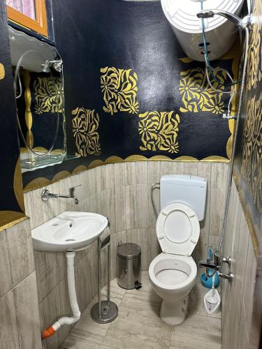 戈里察KEOPS的一间带卫生间和水槽的浴室