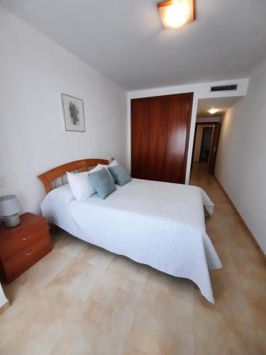 佩尼斯科拉Amplio apartamento céntrico的卧室配有白色的床和木制床头板