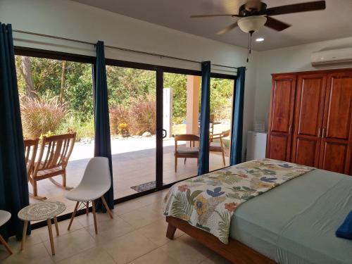萨玛拉Vista Mar y Monos的一间卧室设有一张床和一个滑动玻璃门
