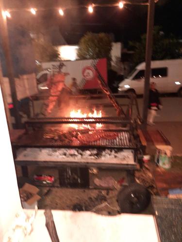 ItatíHotel Octavio的一个人在烧烤架上烹饪食物