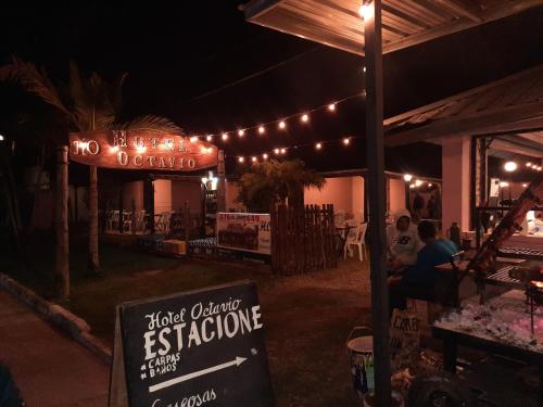 ItatíHotel Octavio的一间晚上在餐厅前面有标牌的餐厅
