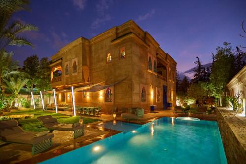 马拉喀什Villa Taj Sofia & Spa的一座房子前面设有游泳池
