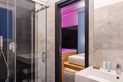 那不勒斯MAIN - Duomo的带淋浴、盥洗盆和镜子的浴室