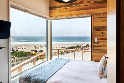 迪伦比奇Dillon Beach Resort的一间卧室配有一张床,享有海滩美景
