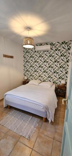 塞拉迪费罗Villa 78 Alba Rossa Piscine chauffée et Plage de Cupabia的卧室配有白色的墙壁床
