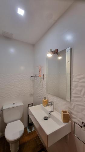 卡隆赫CA L' ANGELINA的浴室配有白色卫生间和盥洗盆。