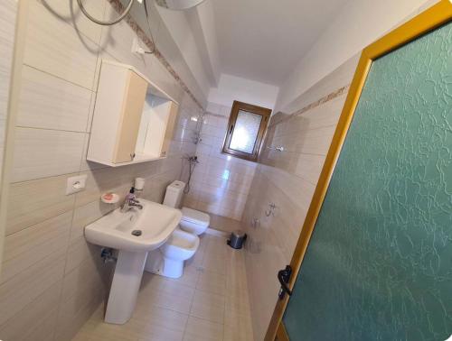 奥里库姆Vila Poci的一间带水槽和卫生间的小浴室