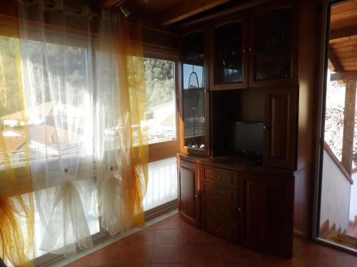 卡萨尔扎利古雷Gala的一间带电视和窗户的客厅