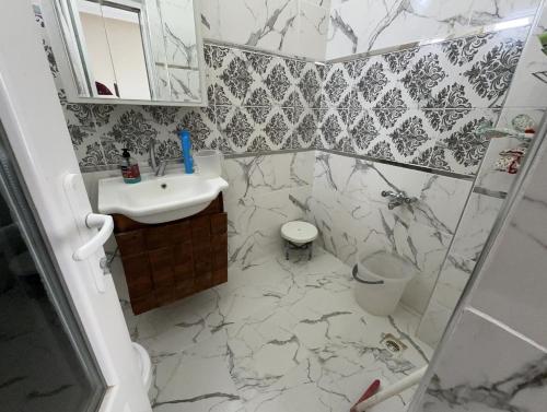 HacılarMET house的浴室配有水槽和大理石瓷砖淋浴。