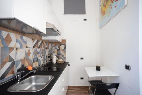 萨莱诺Tredidenari B&B的厨房配有水槽和桌子