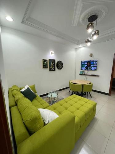 利伯维尔Superbe appartement meublé en résidence LBV的客厅配有绿色沙发和桌子