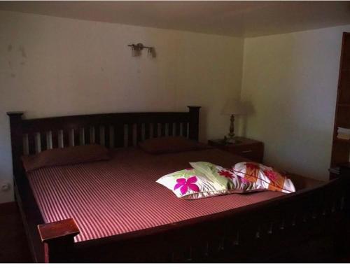法勒Hiti Lodge的一间卧室配有一张带红色毯子的大床