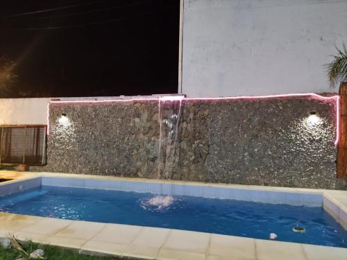 拉里奥哈La Posada del Norte的夜间后院的瀑布游泳池