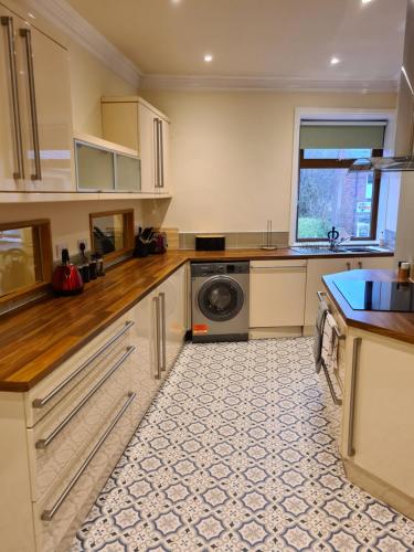 MytholmroydStunning River View的厨房配有洗衣机和洗衣机。