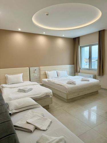诺维萨德Kristal Garni Hotel的一间卧室设有两张床和圆形天花板