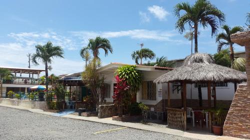 通苏帕El Remanso的草伞和棕榈树的房子
