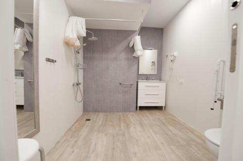 圣塞瓦斯蒂安Pension MD的白色的浴室设有水槽和卫生间。