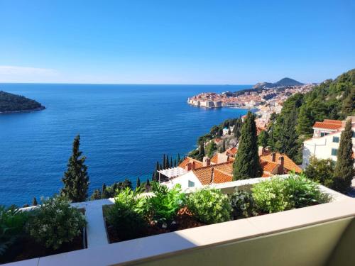 杜布罗夫尼克蓝星公寓的阳台享有阿马尔菲海岸(amalfi coast)的景致。