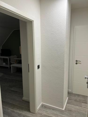 门兴格拉德巴赫TraumAppartment的走廊的房间里一扇白色的门