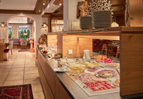 巴特欣德朗Landhotel Berghof的一条自助餐线上有很多食物
