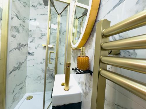 珀弗利特Ensuite Luxury Bedroom In Purfleet的带淋浴、盥洗盆和镜子的浴室