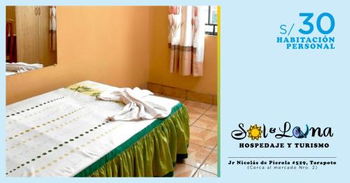 塔拉波托HOSPEDAJE Y TURISMO SOL Y LUNA EIRL的一间有医院标志的房间的一张床位