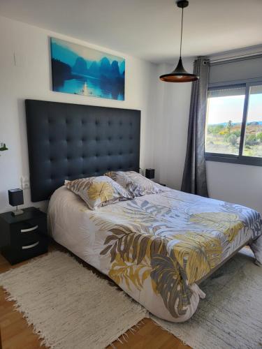圣巴巴拉Apartamento VALLFOGONA Relax的一间卧室设有一张大床和大窗户