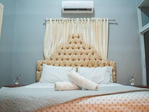 圣地亚哥洛斯卡巴Welcome to Villa D’Mirella!的卧室内一张带大床头板的大床