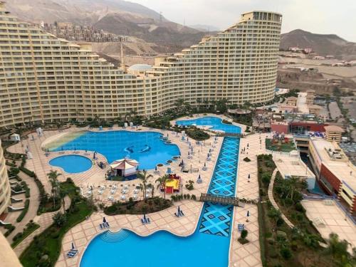 艾因苏赫纳Pyramids Porto El Sokhna Familis Only的享有度假胜地的空中景致,设有几个游泳池