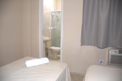 雷森迪Pé da Serra Hotel的一间带床、卫生间和淋浴的浴室